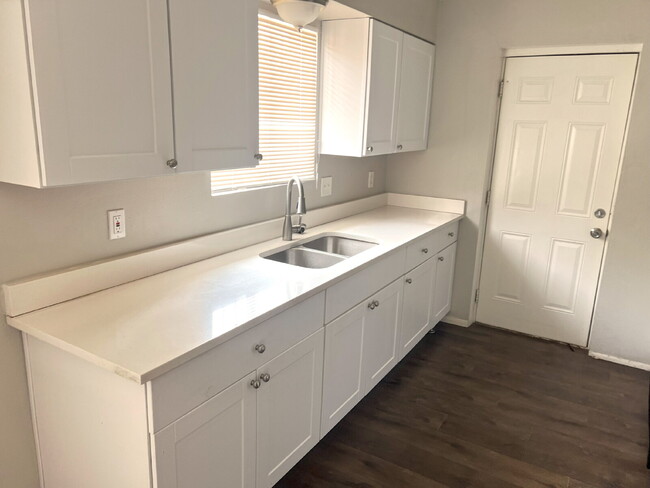 Building Photo - SINGLE STORY 2 BEDROOMS 1 BATHROOM NORTH P...