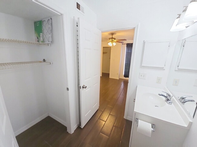 Foto del edificio - 8617 Fancy Finch Dr