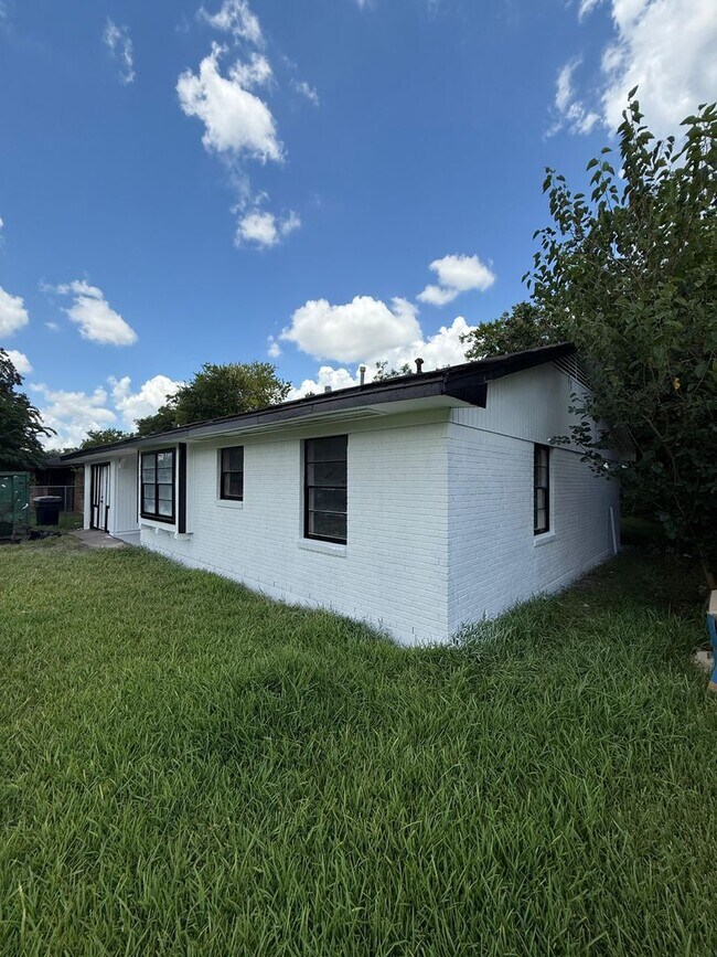 Foto del edificio - Gorgeous all renovated Home in Houston, TX!.