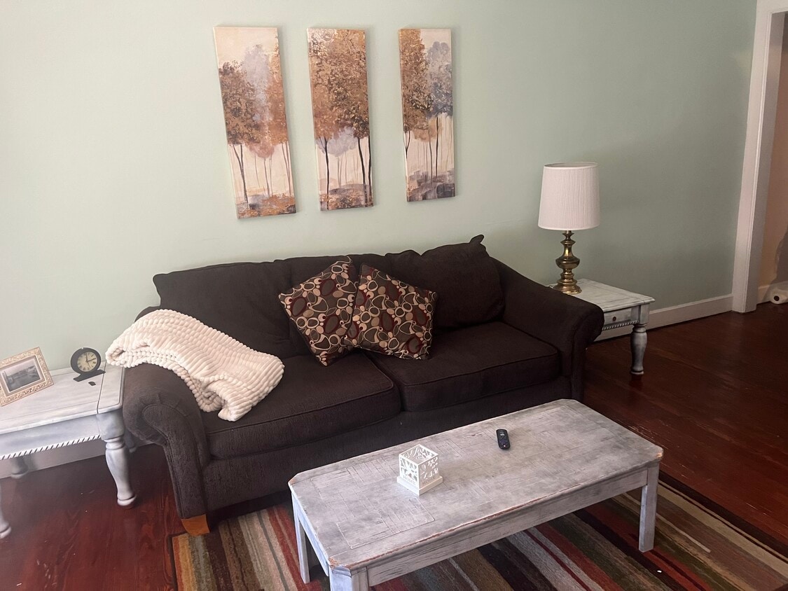 Primary Photo - 208 Sutton St