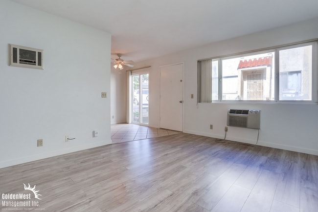 Building Photo - Charming 2Bdm 1Ba Condo with Modern Upgrades in Lakeside!