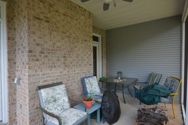 Foto del edificio - Escada large 2 story townhouse with fireplace, vaulted ceilings, master suite, 2 car garage, comm...