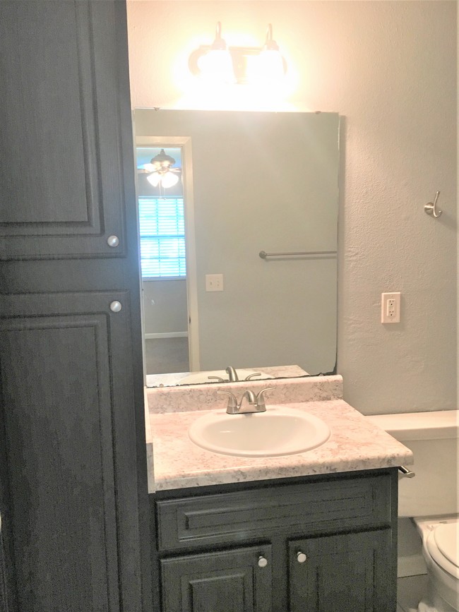 Building Photo - Bay Oaks Condominiums I