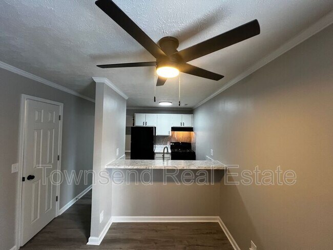 Building Photo - 5850 Century Oaks Dr