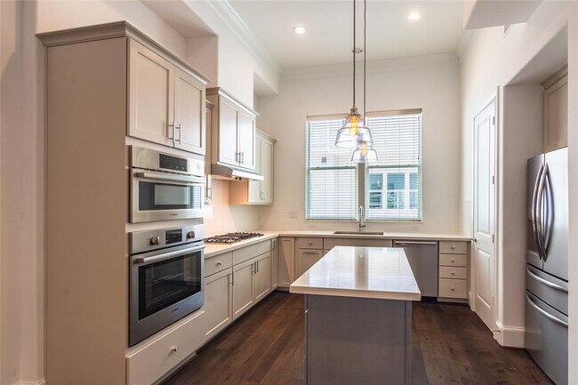 Foto del edificio - 2739 Maxroy St