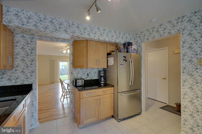 Building Photo - 5005 Red Haven Dr