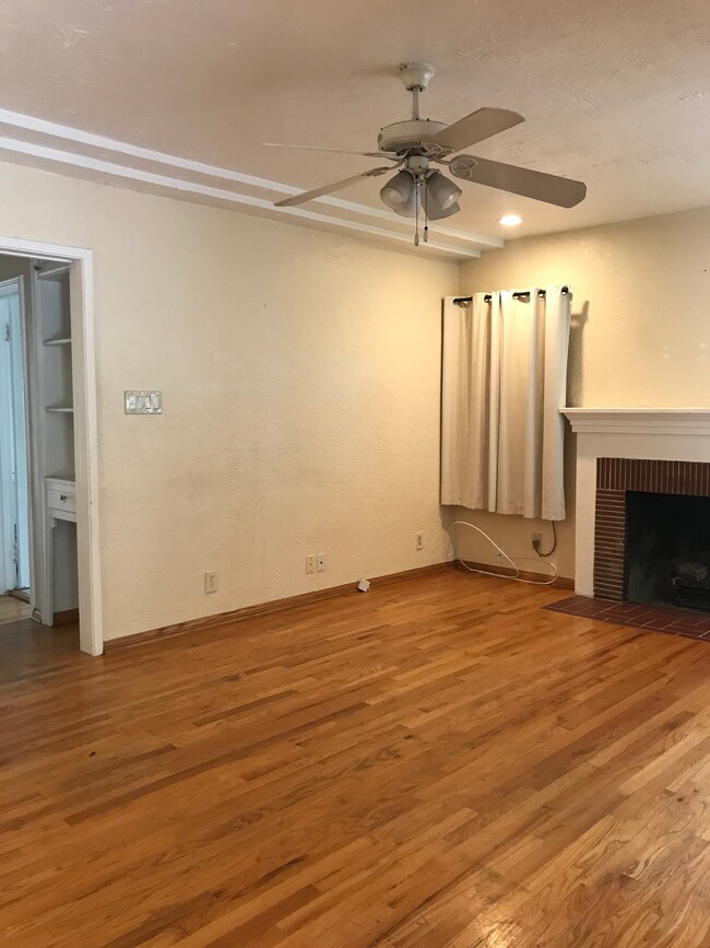 living room - 219 N Keystone St