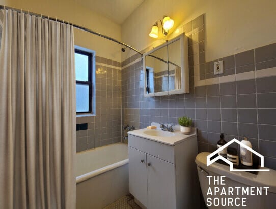 Building Photo - 2234 W Wilson Ave