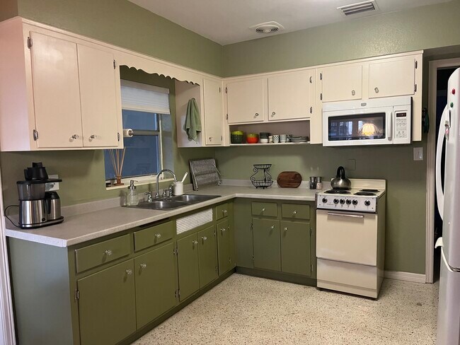 Foto del edificio - 2433 Baywood Dr W
