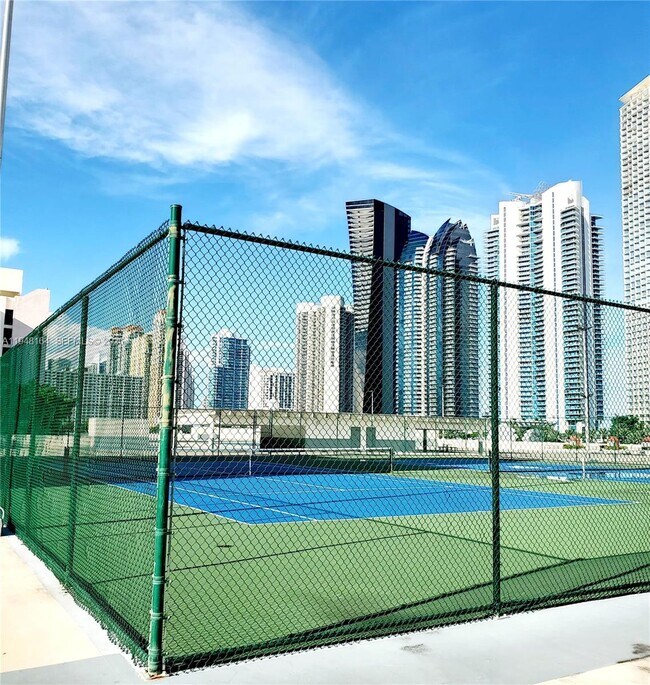 Foto del edificio - 17021 N Bay Rd