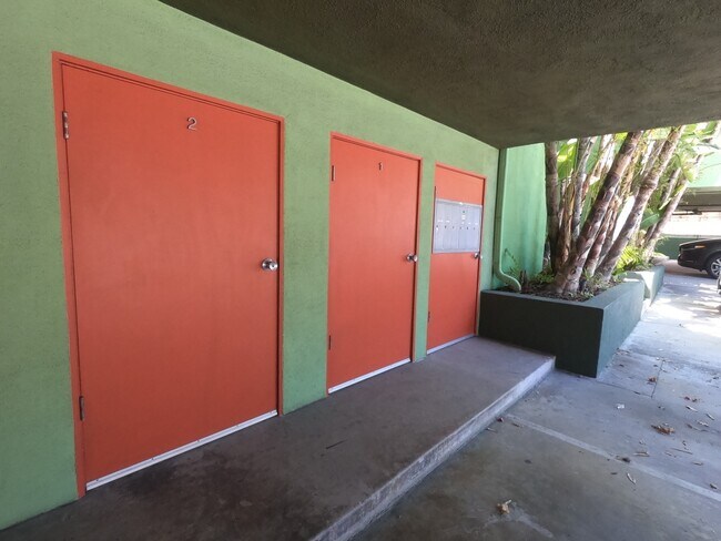 Building Photo - 2429 N Beachwood Dr