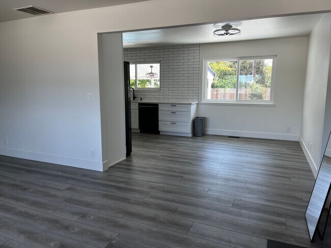 Building Photo - Fully Renovated 4 Bedroom, 2 Bathroom, 1,7...