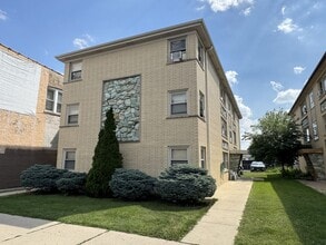 Building Photo - 6015 W Diversey Ave