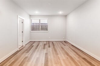 Building Photo - 1284 N Post Oak Rd