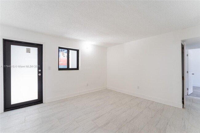 Building Photo - 1515 NW N River Dr
