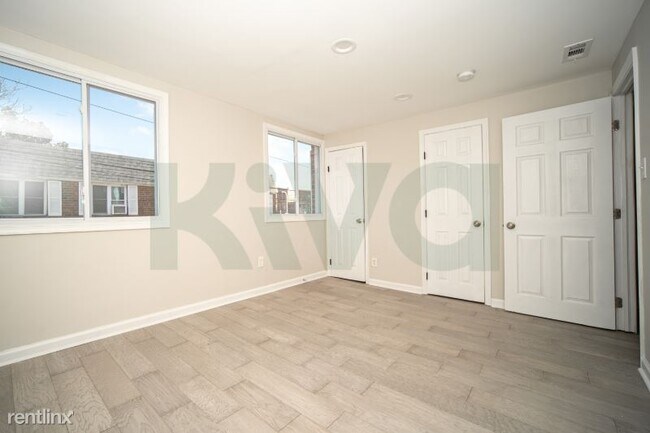 Building Photo - 1 br, 1 bath Townhome - 2208 N 29th St