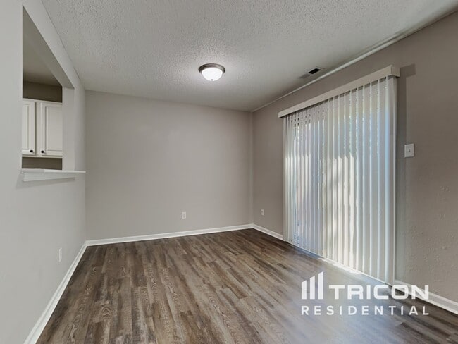 Foto del edificio - 4473 Redcliff N Ln