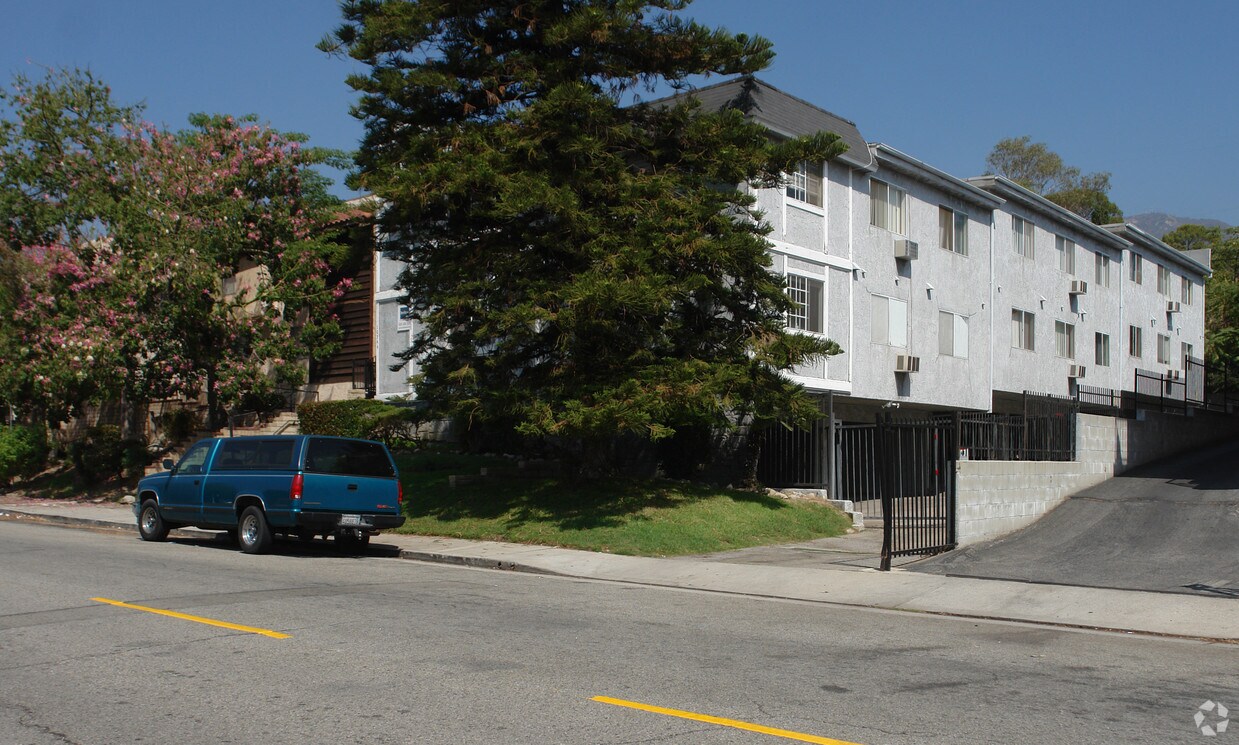 Building Photo - 10346 Commerce Ave