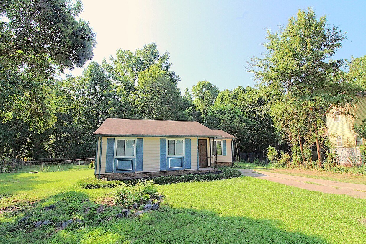 Foto principal - Charming 2 Bedroom, 1 Bath Home on Quiet C...