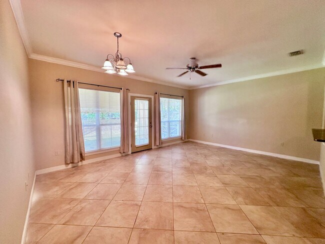 Foto del edificio - Adorable 3B/2.5B Unfurnished Townhome located in Twin Lakes Neighborhood!