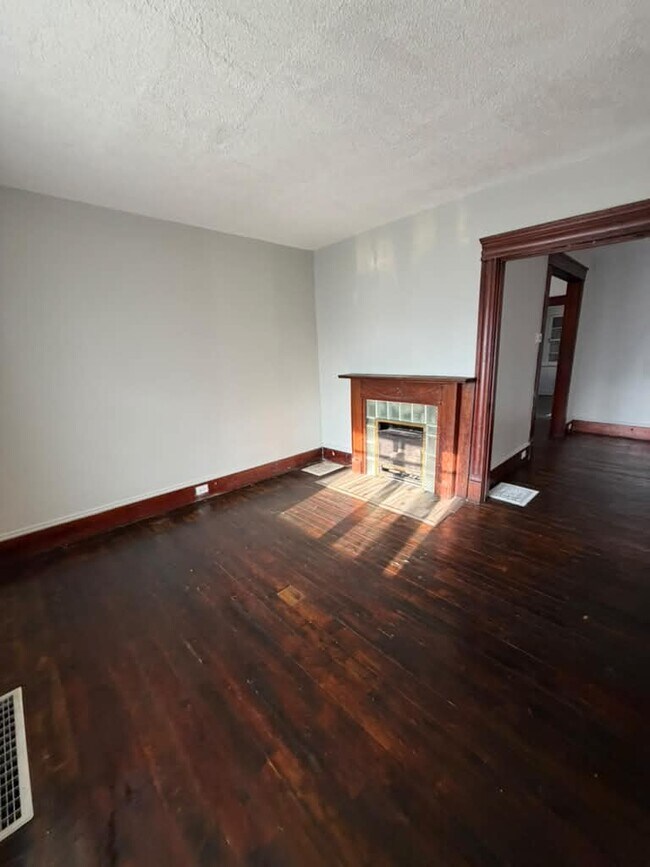 Building Photo - 1439 E 110th St