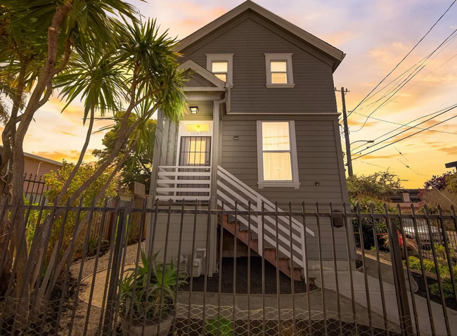 Building Photo - Renovated Victorian 4bed/2.5bath home!!