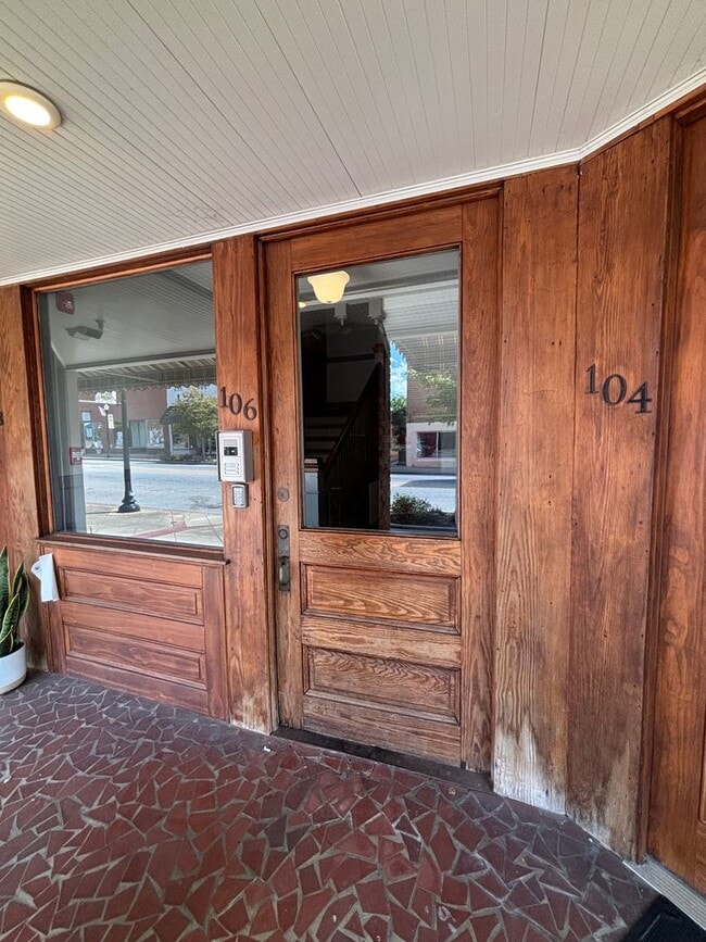 Building Photo - 106 N Broad St