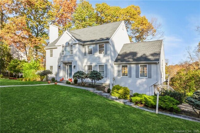 Building Photo - 15 Greenknoll Dr
