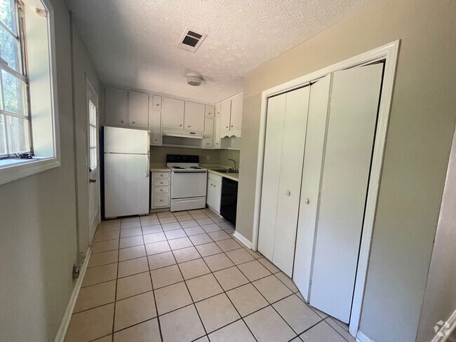 Building Photo - 68 Cedar Hill Cir