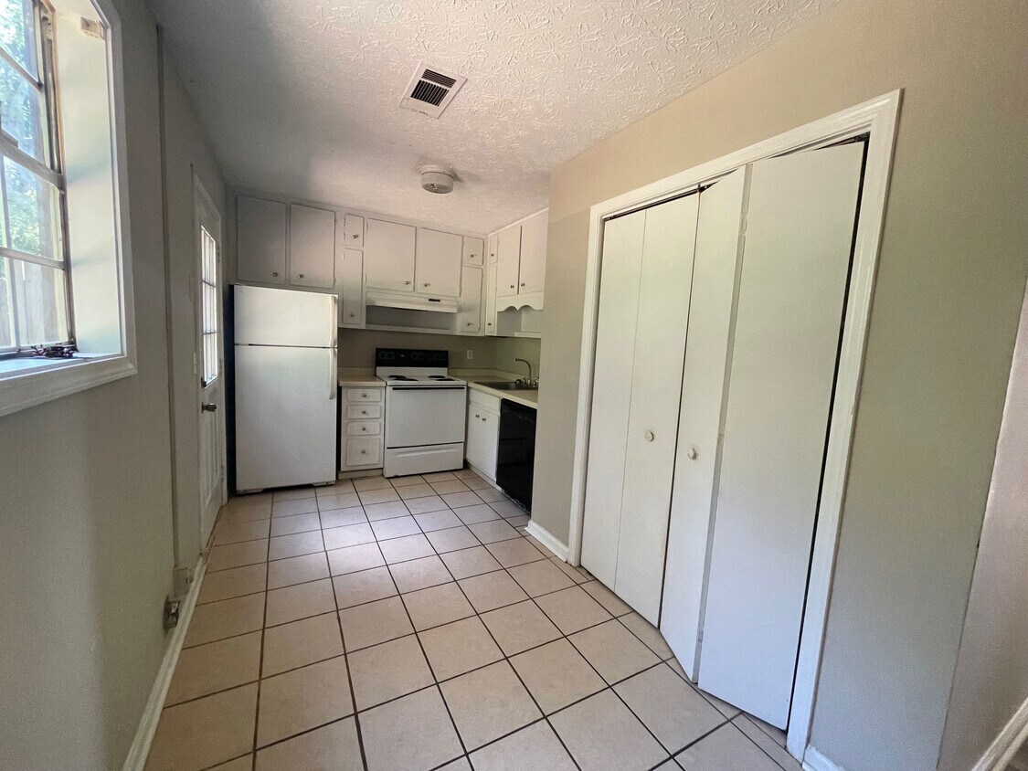Primary Photo - 68 Cedar Hill Cir