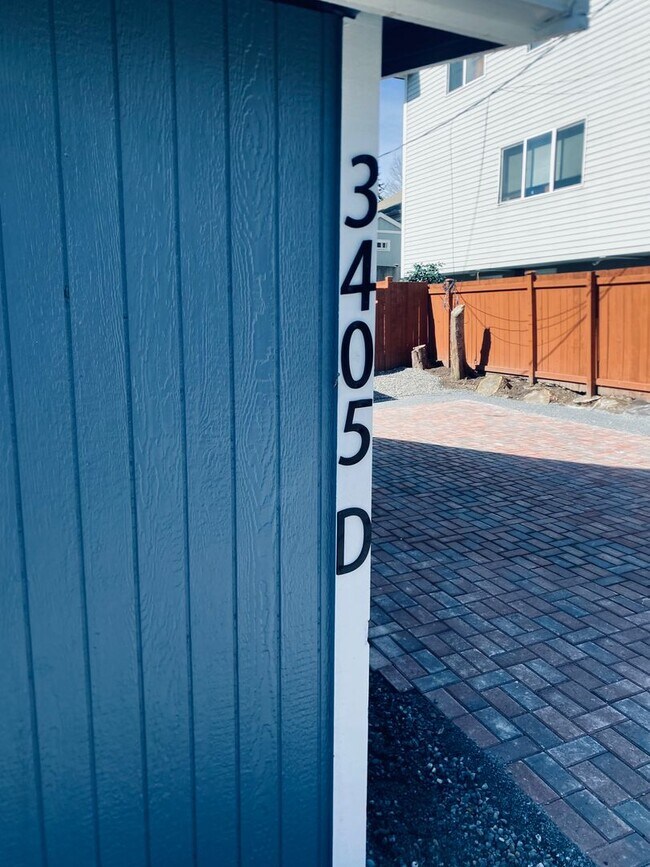 Building Photo - Newly Renovated Everett Apartment