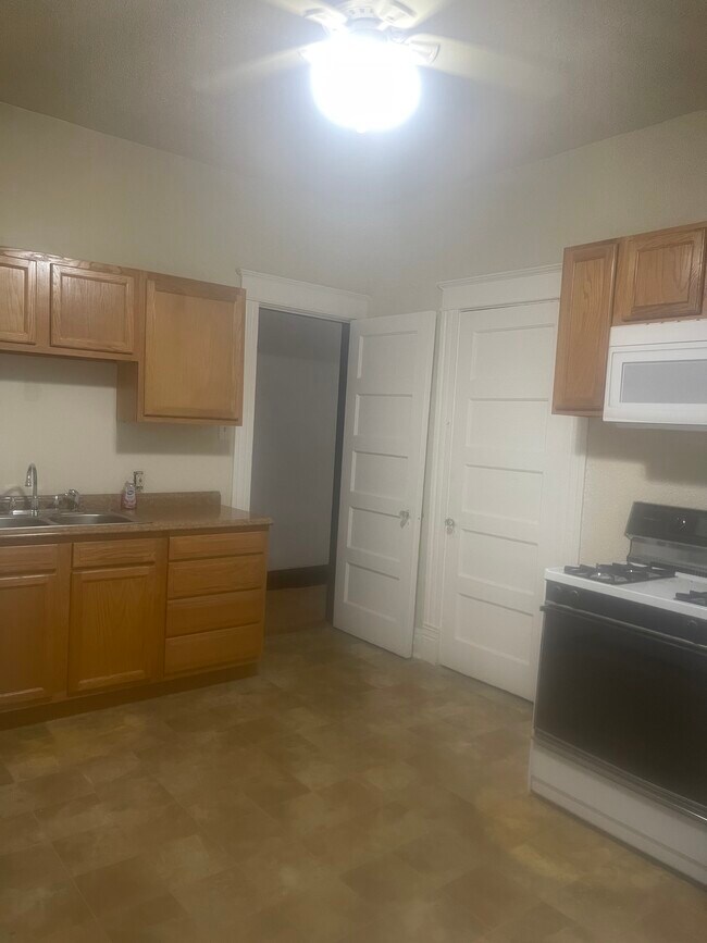 Foto del edificio - 815 E Mitchell Ave