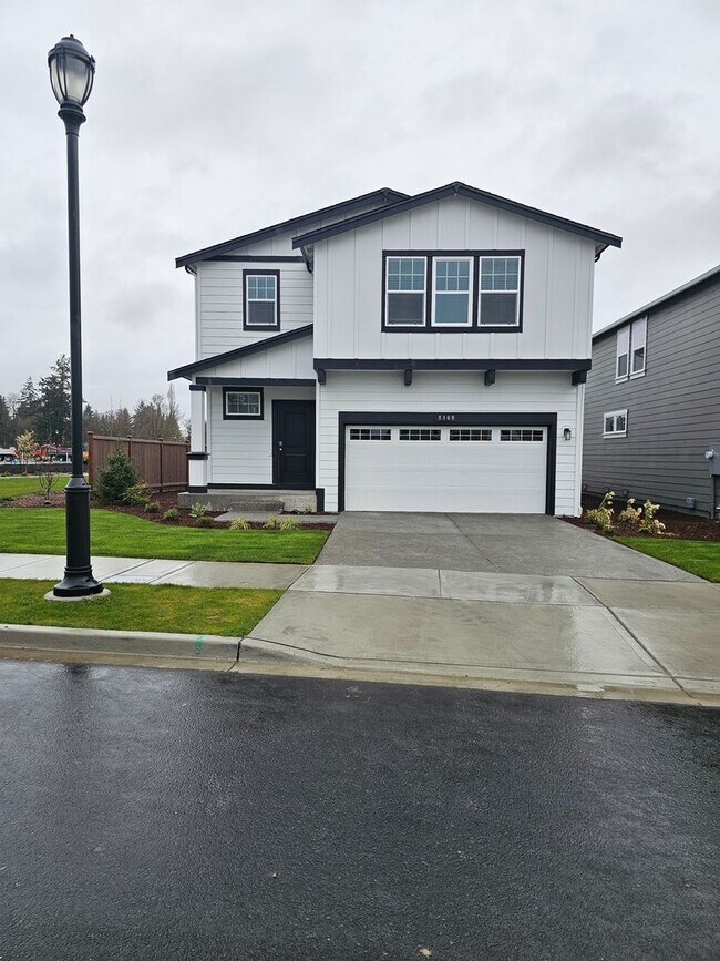 Foto del edificio - Brand New 4 Bedroom Home in Moreal Meadows! Close to Freeway & JBLM!