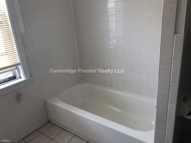 Building Photo - 3 br, 1 bath Apartment - 43 Pearson Ave