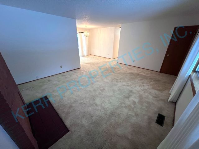 Building Photo - 3 Bd / 1 Bth - Attached Garage - Central A...