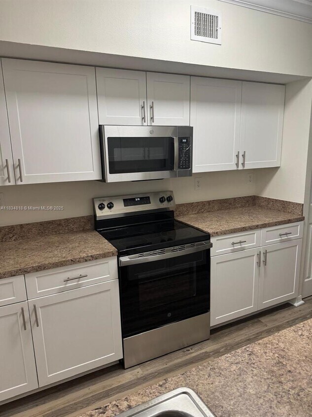 Foto principal - 11730 SW 2nd St