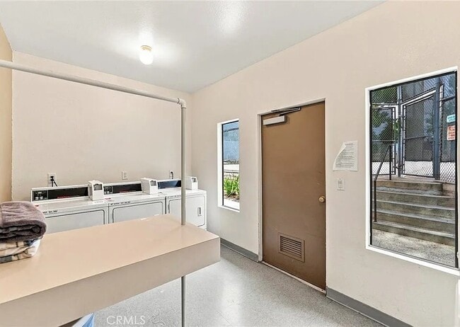 Foto del edificio - 4900 E Chapman Ave