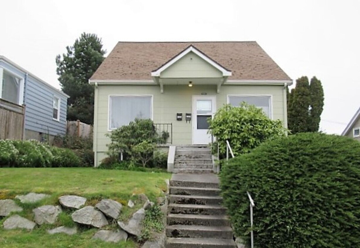 Foto principal - 4725 35th Ave SW
