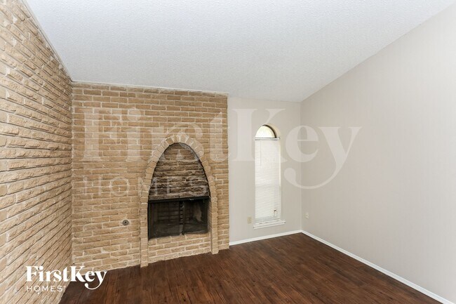 Foto del edificio - 302 Wildbriar Dr