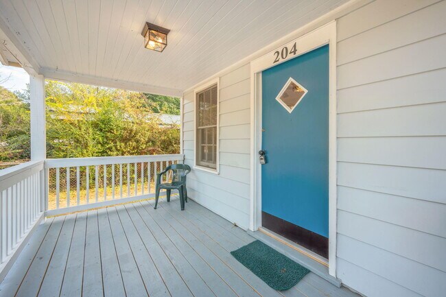 Building Photo - 204 E 2nd Ave