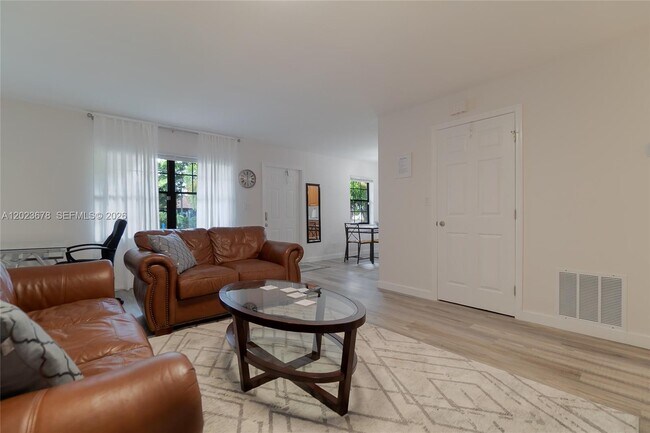 Foto del edificio - 1099 NE 35th St