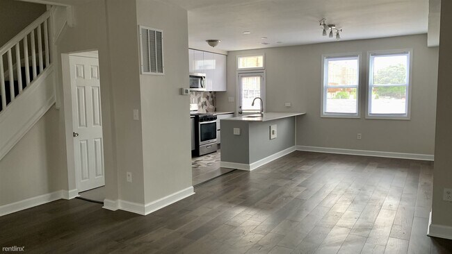Building Photo - 3 br, 2 bath Townhome - 2710 Erdman Avenue