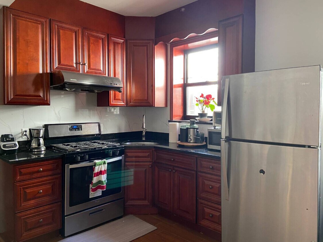 Primary Photo - 1057-1070 70th St