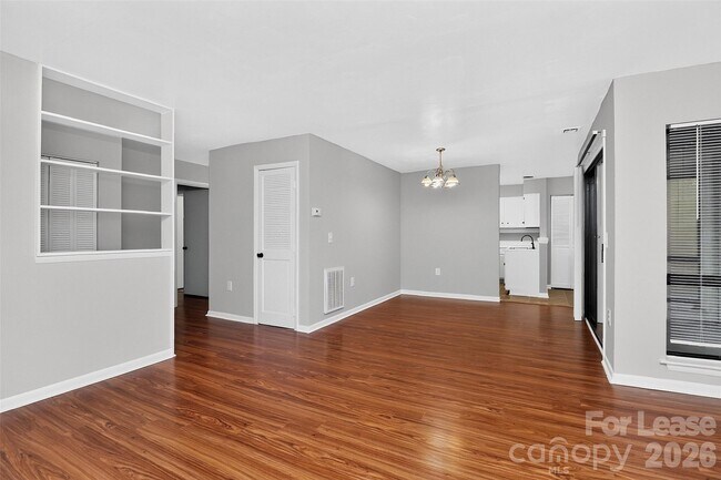 Foto del edificio - 4804 Spring Lake Dr