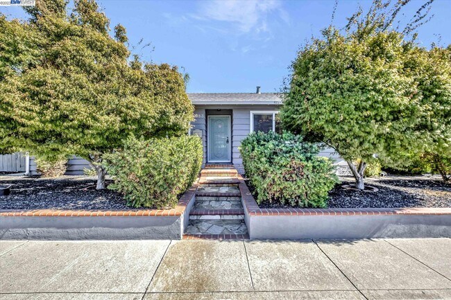 Building Photo - 4883 Mauna Loa Park Dr