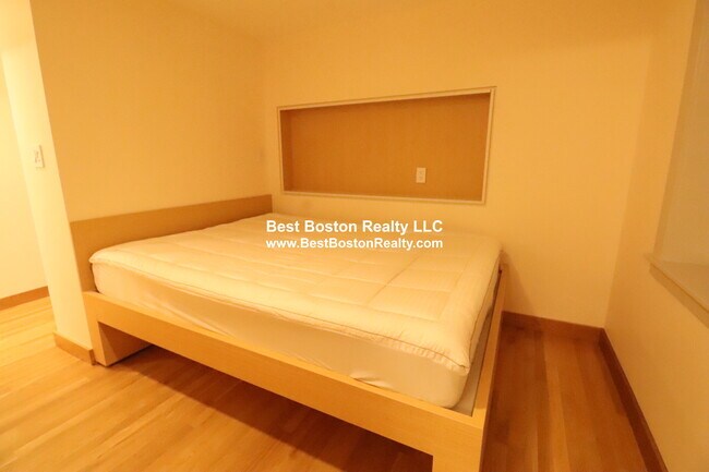 Building Photo - 115 Mt Auburn St