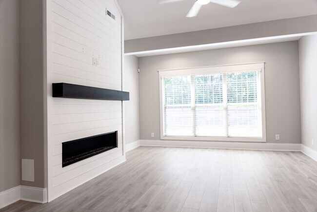 Building Photo - Elegant All-Brick Townhome in a Gated Comm...