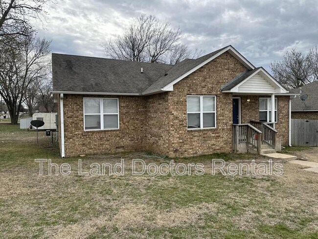 Building Photo - 601 West Cottage