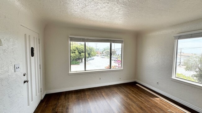 Building Photo - West Redwood