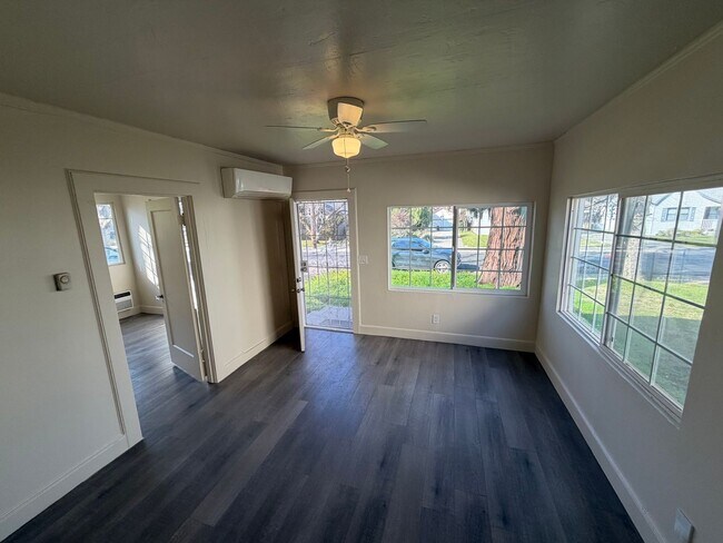 Building Photo - East Sac Bungalow!